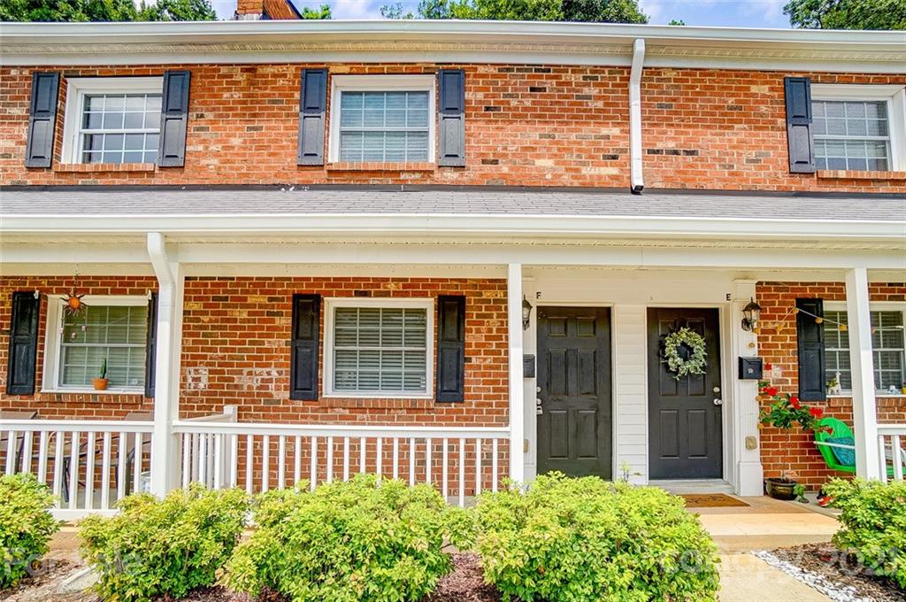 1215 Green Oaks Lane