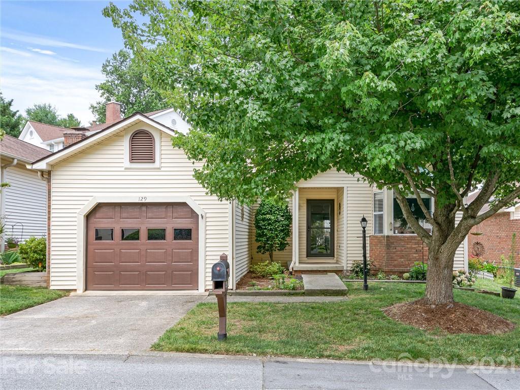 Property image 1 at 129 Exeter Court, Hendersonville, NC 28791