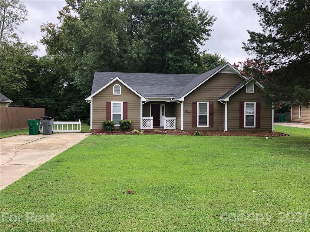 Property image 1 at 10527 Queensmead Circle, Charlotte, NC 28273