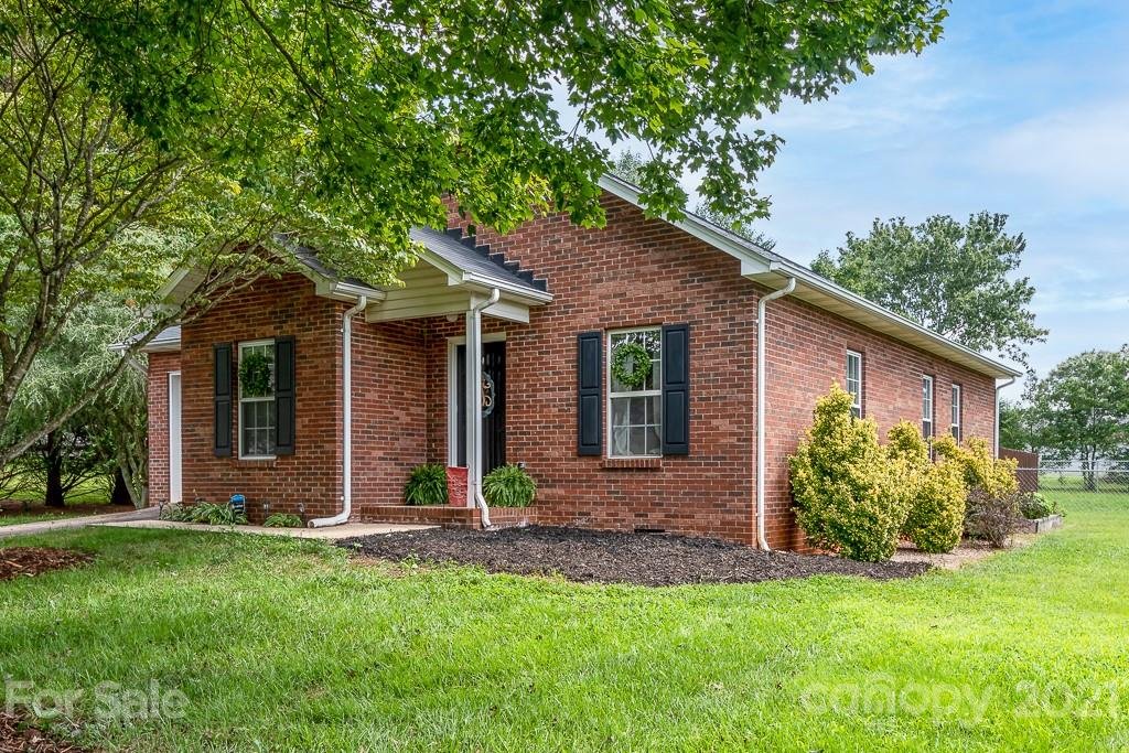 Property image 1 at 5042 Gateway Drive, Claremont, NC 28610