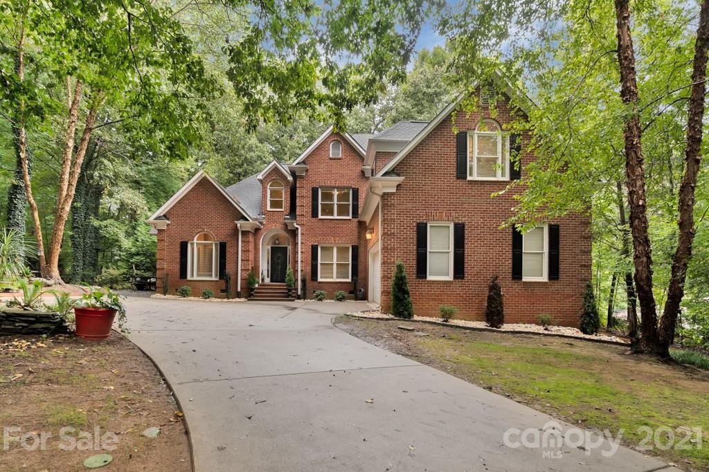Property image 1 at 833 Amanda Drive, Matthews, NC 28104