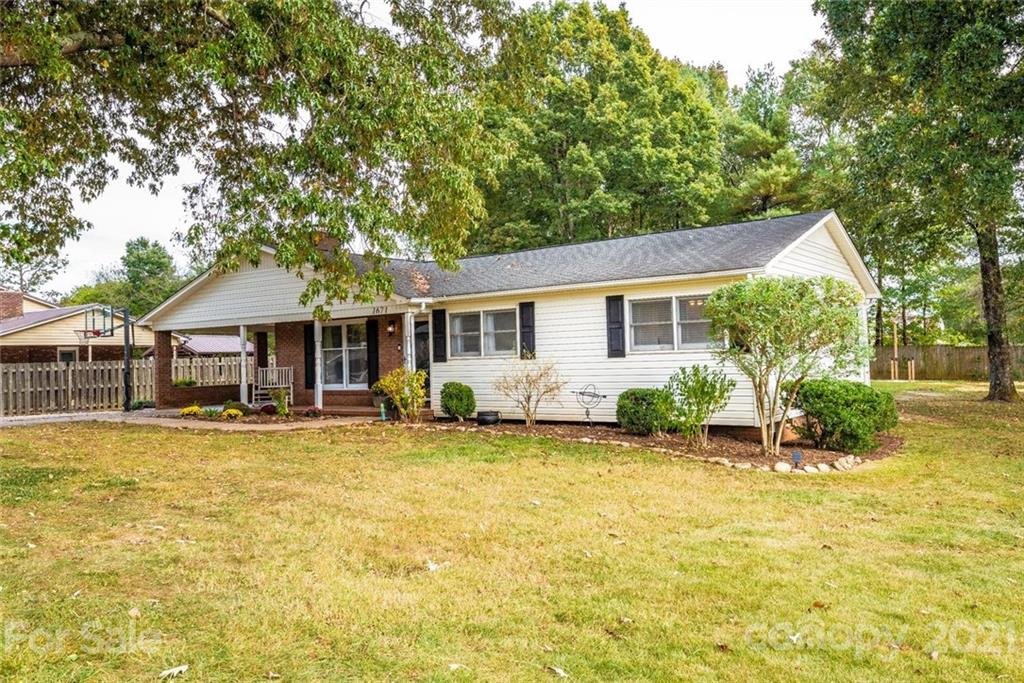 Property image 1 at 1671 Tanglewood Drive, Hickory, NC 28601