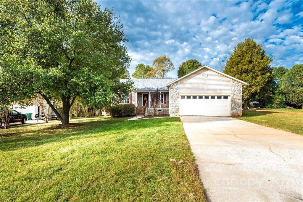 Property image 1 at 1520 Farmington Hills Drive, Conover, NC 28613