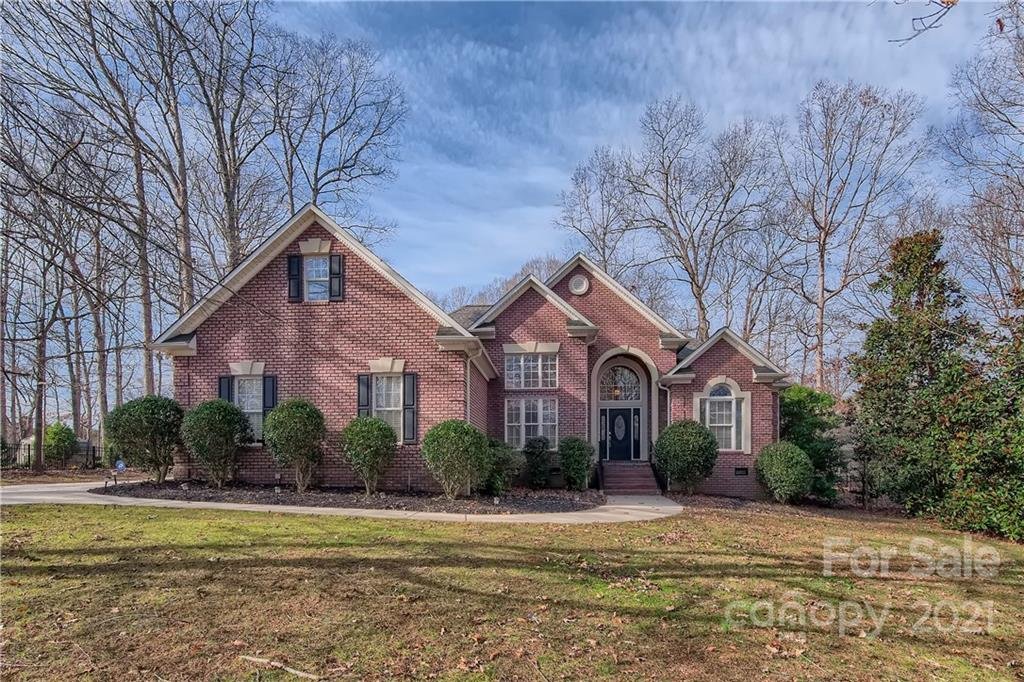 Property image 1 at 6762 Fox Ridge Circle, Davidson, NC 28036