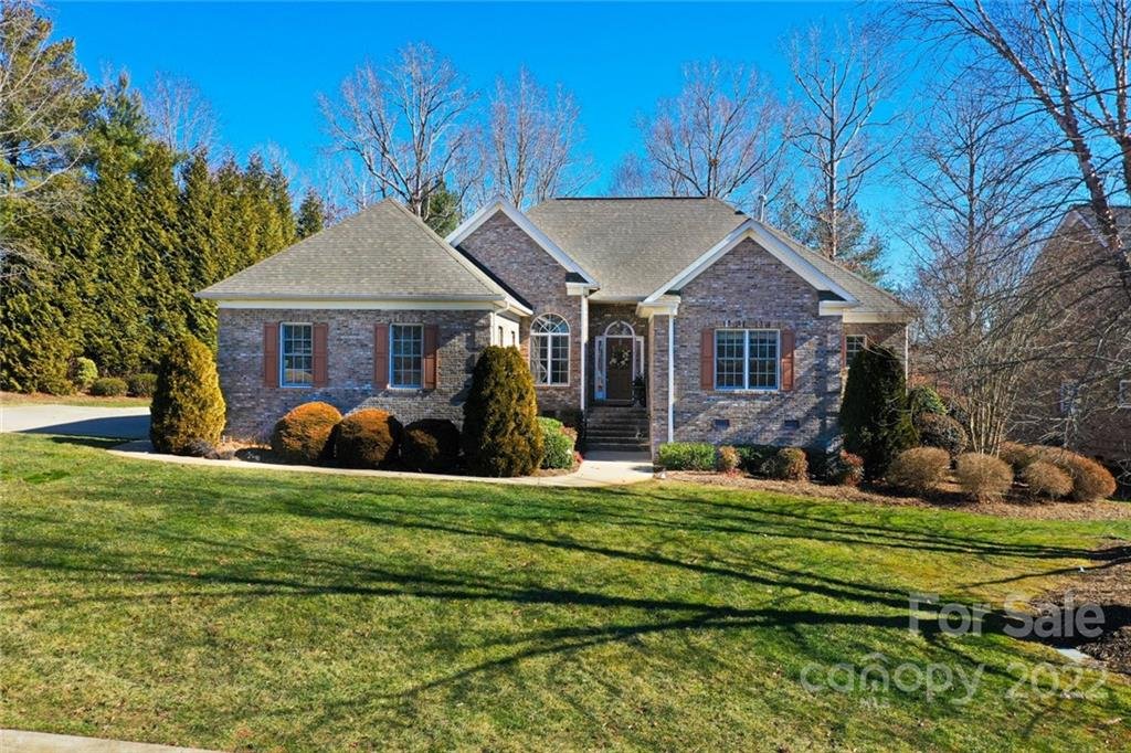 Property image 1 at 914 Players Ridge Road, Hickory, NC 28601