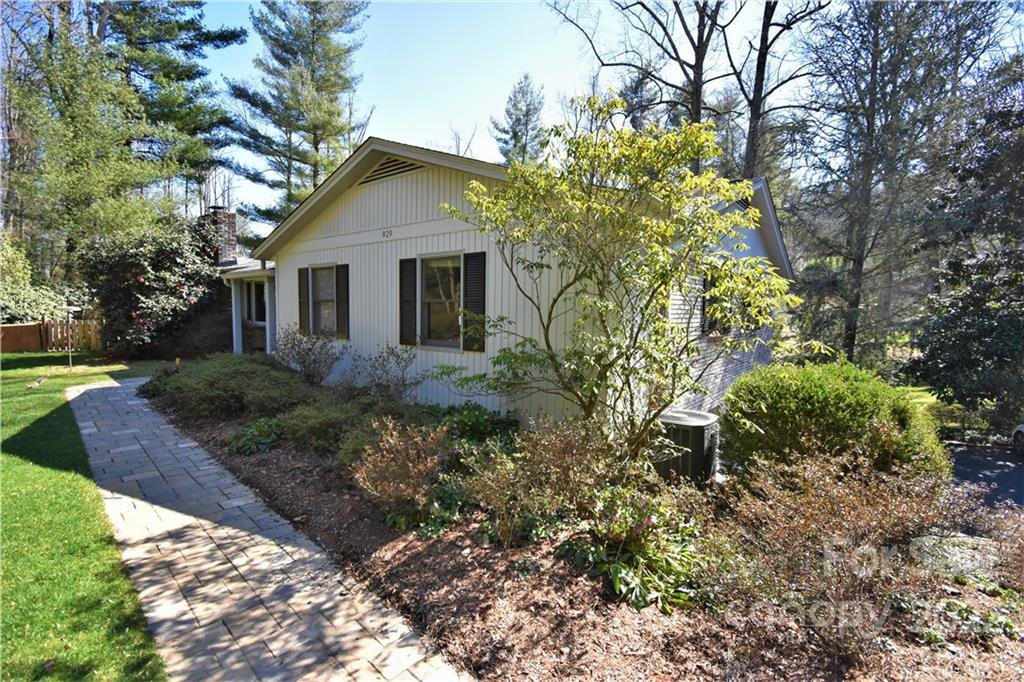 Property image 1 at 929 Toxaway Drive, Hendersonville, NC 28791