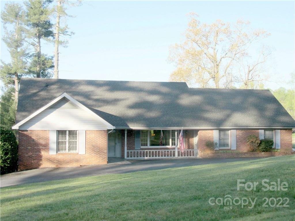 Property image 1 at 108 Newport Road, Hendersonville, NC 28739