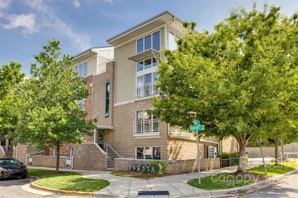 Property image 1 at 653 Raphael Place, Charlotte, NC 28205