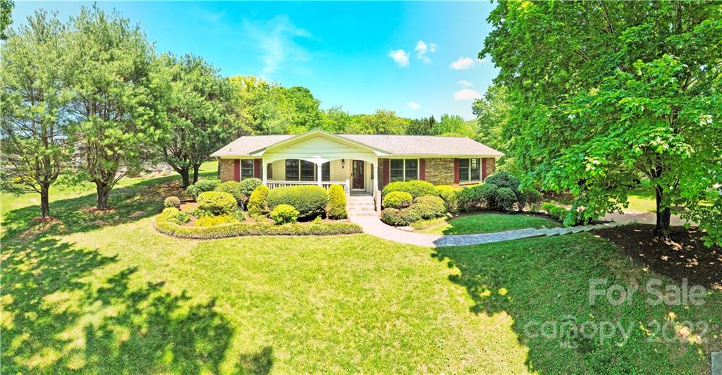 Property image 1 at 8 Braddock Way, Asheville, NC 28803