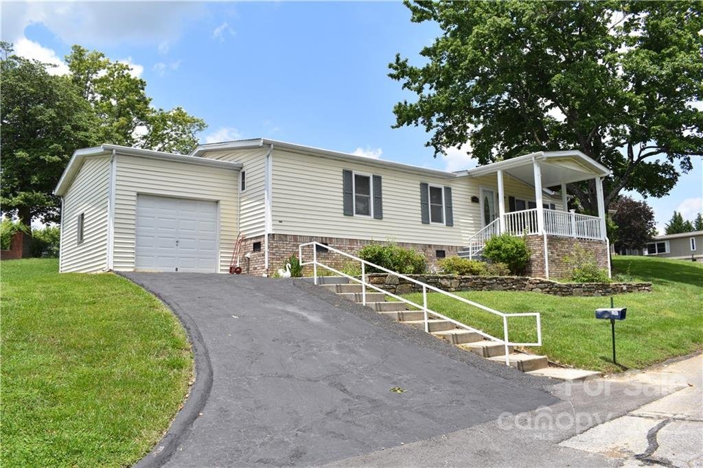 Property image 1 at 209 Cranbrook Circle, Hendersonville, NC 28792