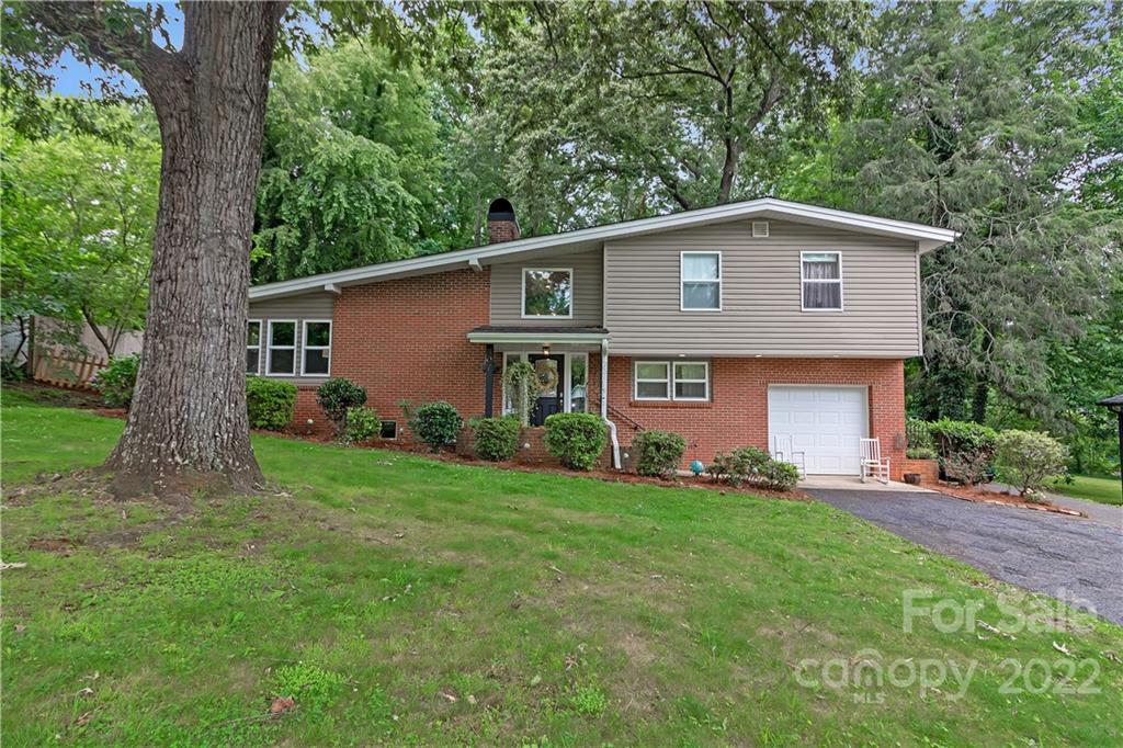 Property image 1 at 407 Hillcrest Circle, Hendersonville, NC 28792