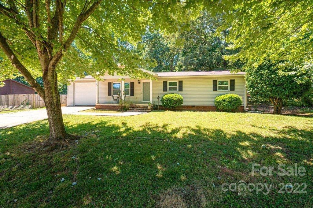 Property image 1 at 1505 Kings Road, Hickory, NC 28602