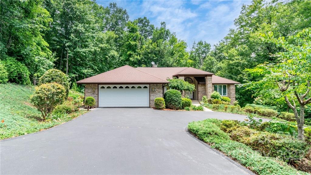 Property image 1 at 820 Sunlight Ridge Drive, Hendersonville, NC 28792