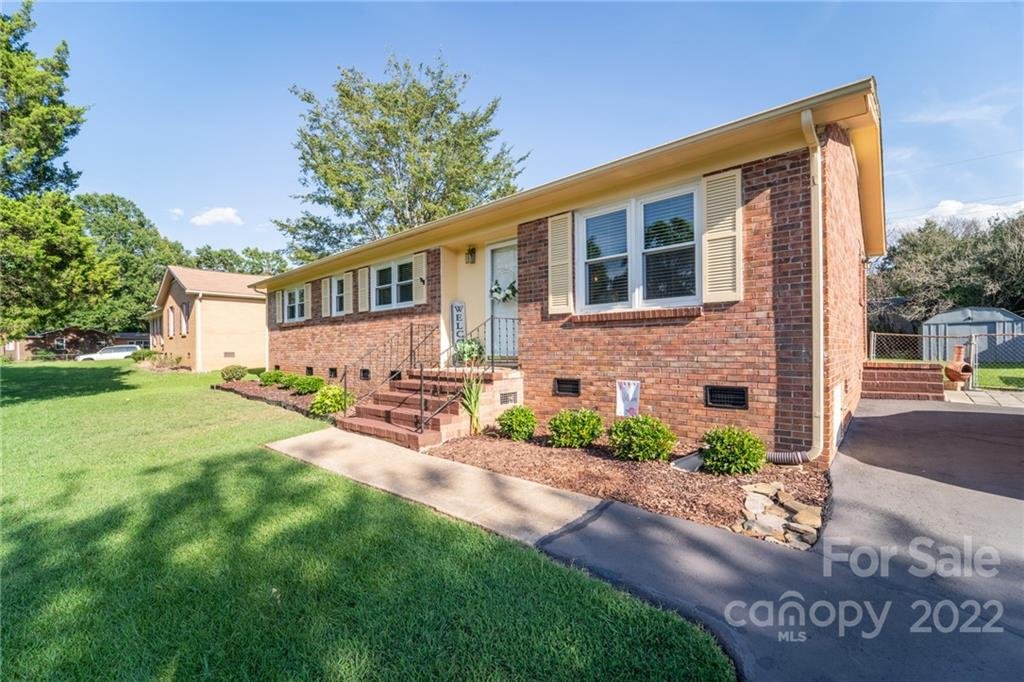 1582 Marett Boulevard