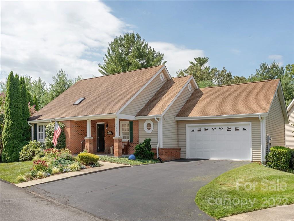 Property image 1 at 1052 Saddlebrook Drive, Hendersonville, NC 28739