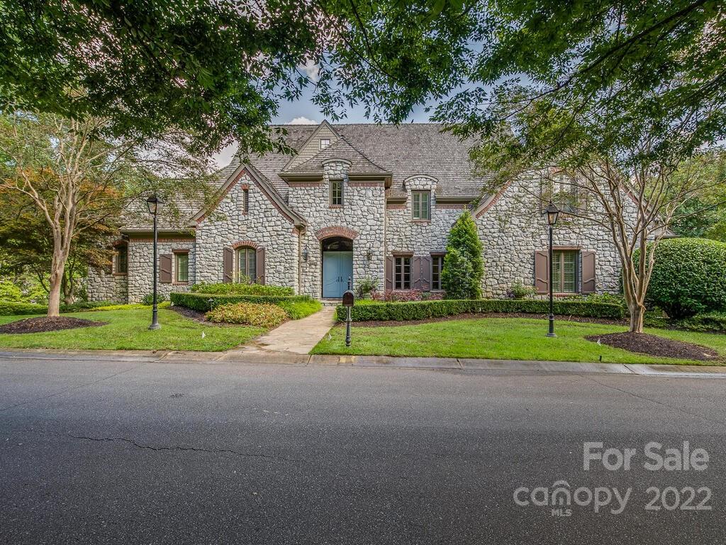 2207 La Maison Drive