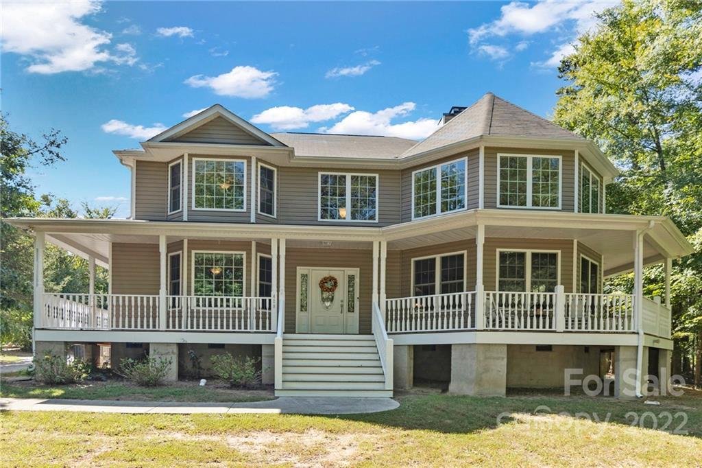 Property image 1 at 420 Breezewood Drive, Charlotte, NC 28262