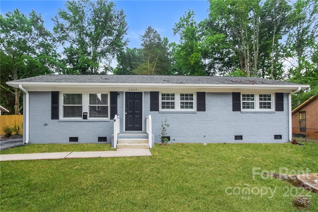 Property image 1 at 5809 Amberly Lane, Charlotte, NC 28213