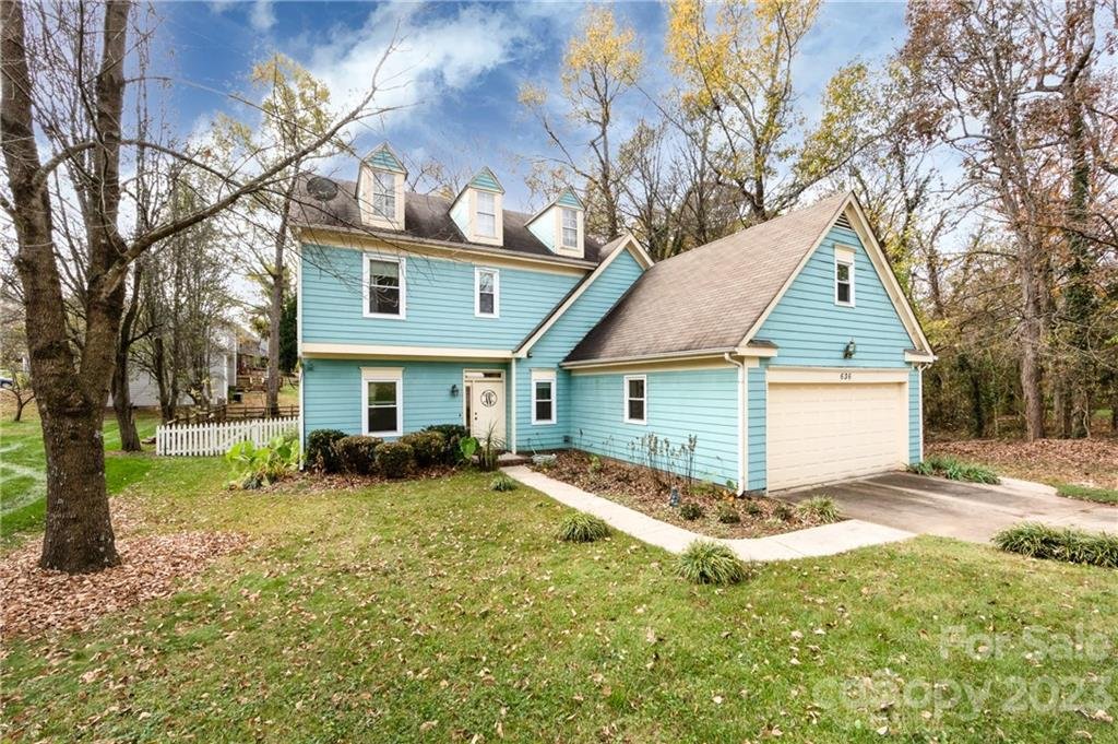 Property image 1 at 636 Oakbluff Circle, Charlotte, NC 28216