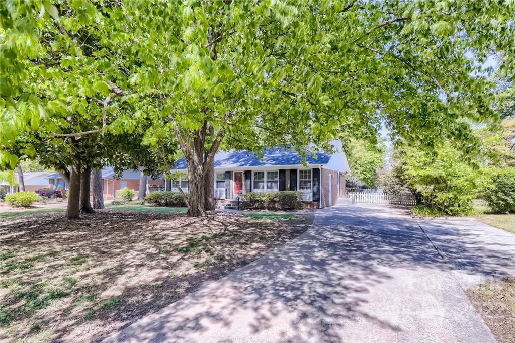 Property image 1 at 400 Vinecrest Drive, Matthews, NC 28105