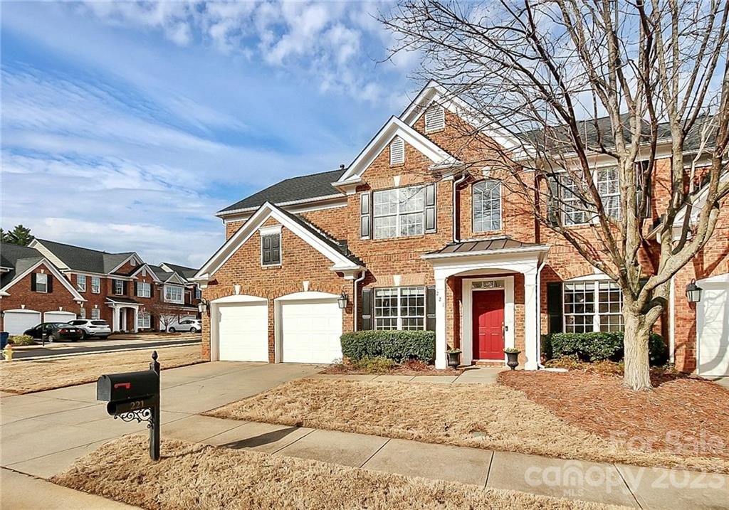 Property image 1 at 221 Robinlynn Road, Matthews, NC 28105