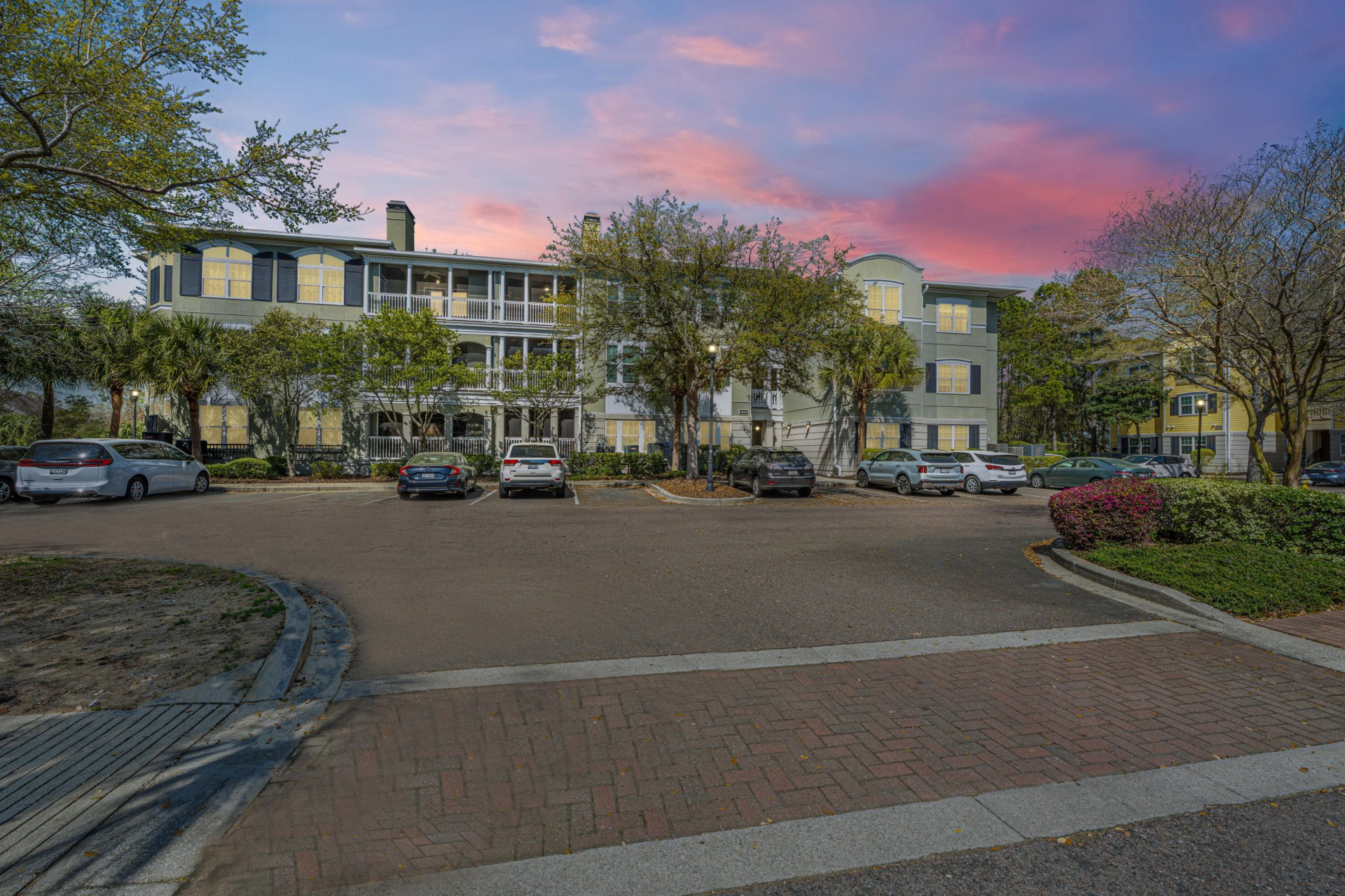 Mira Vista, Charleston community