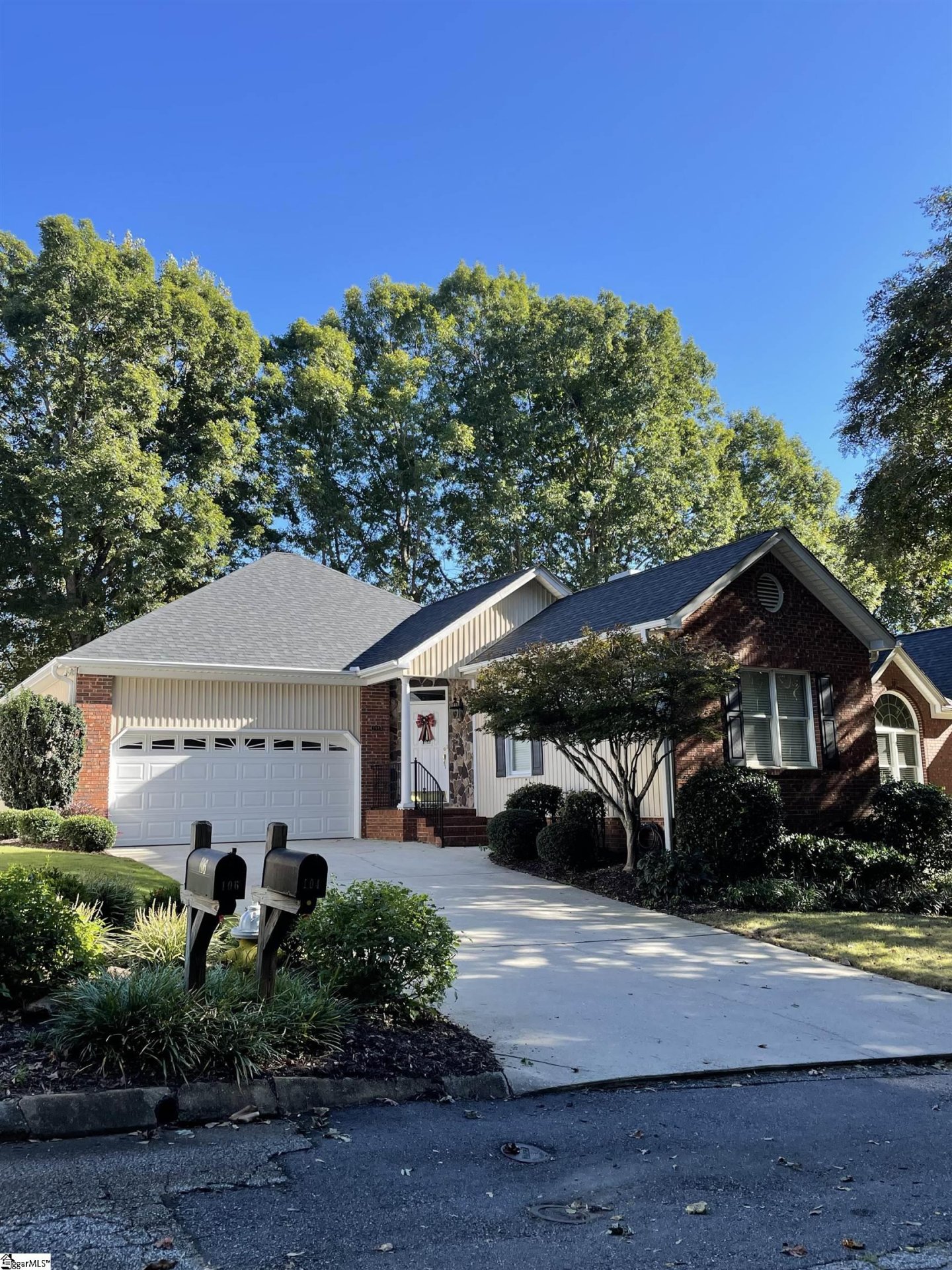 Property image 1 at 104 Club House Court, Taylors, SC 29687-6403