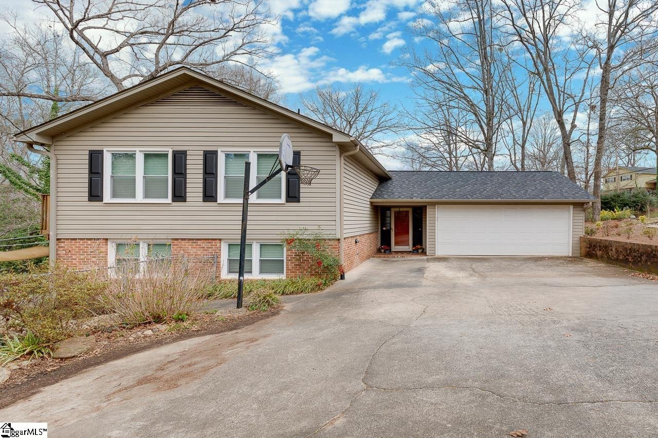 Property image 1 at 3 E Woodburn Drive, Taylors, SC 29687