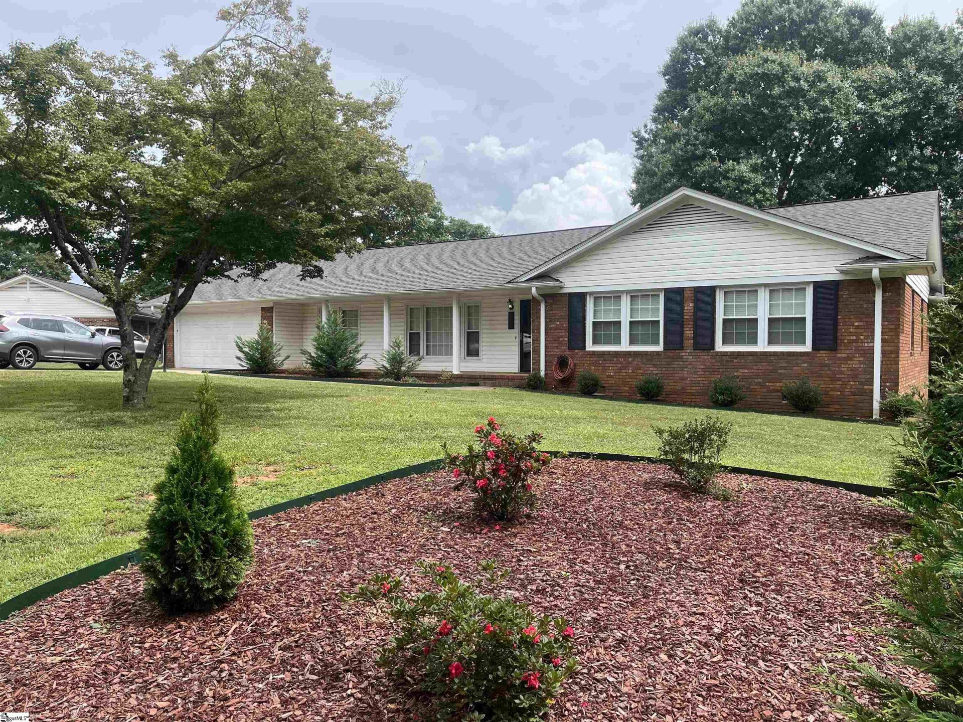 Property image 1 at 215 Edgewood Drive, Mauldin, SC 29662