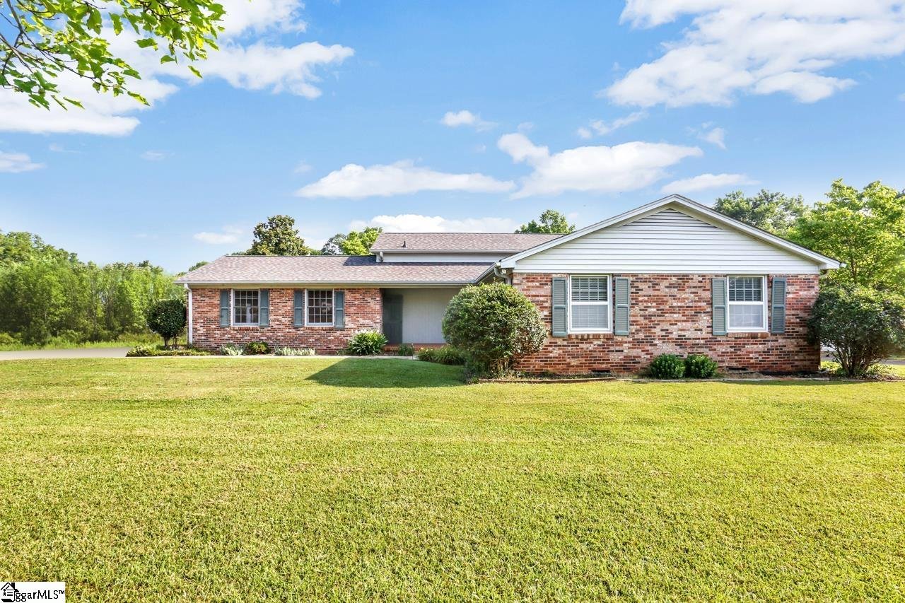 Property image 1 at 7 Peachtree Lane, Greer, SC 29651-5914