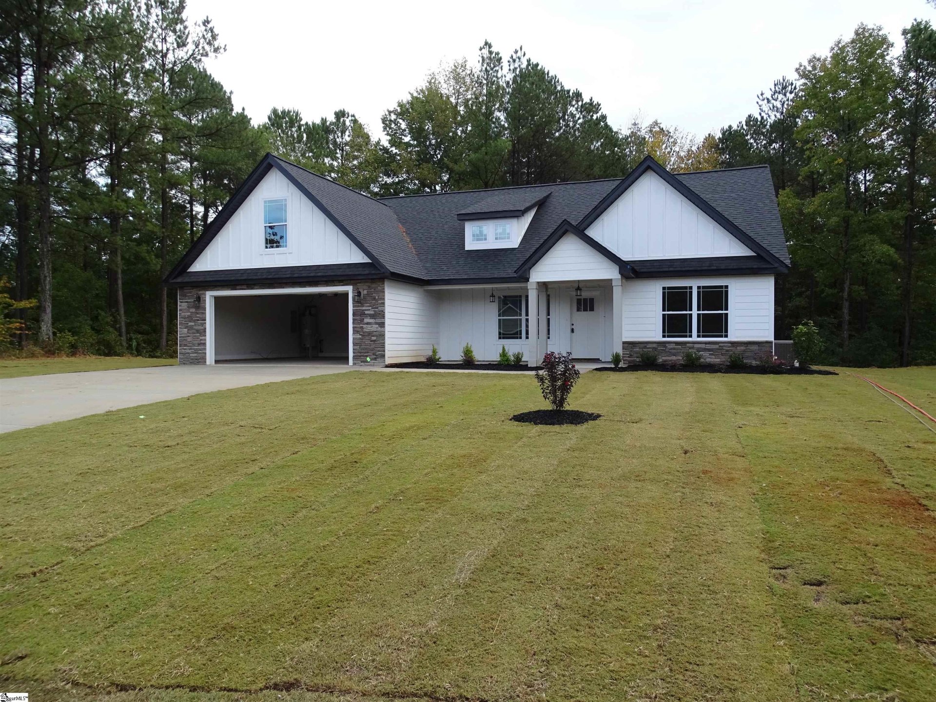 Property image 1 at 555 Canewood Lane, Campobello, SC 29322