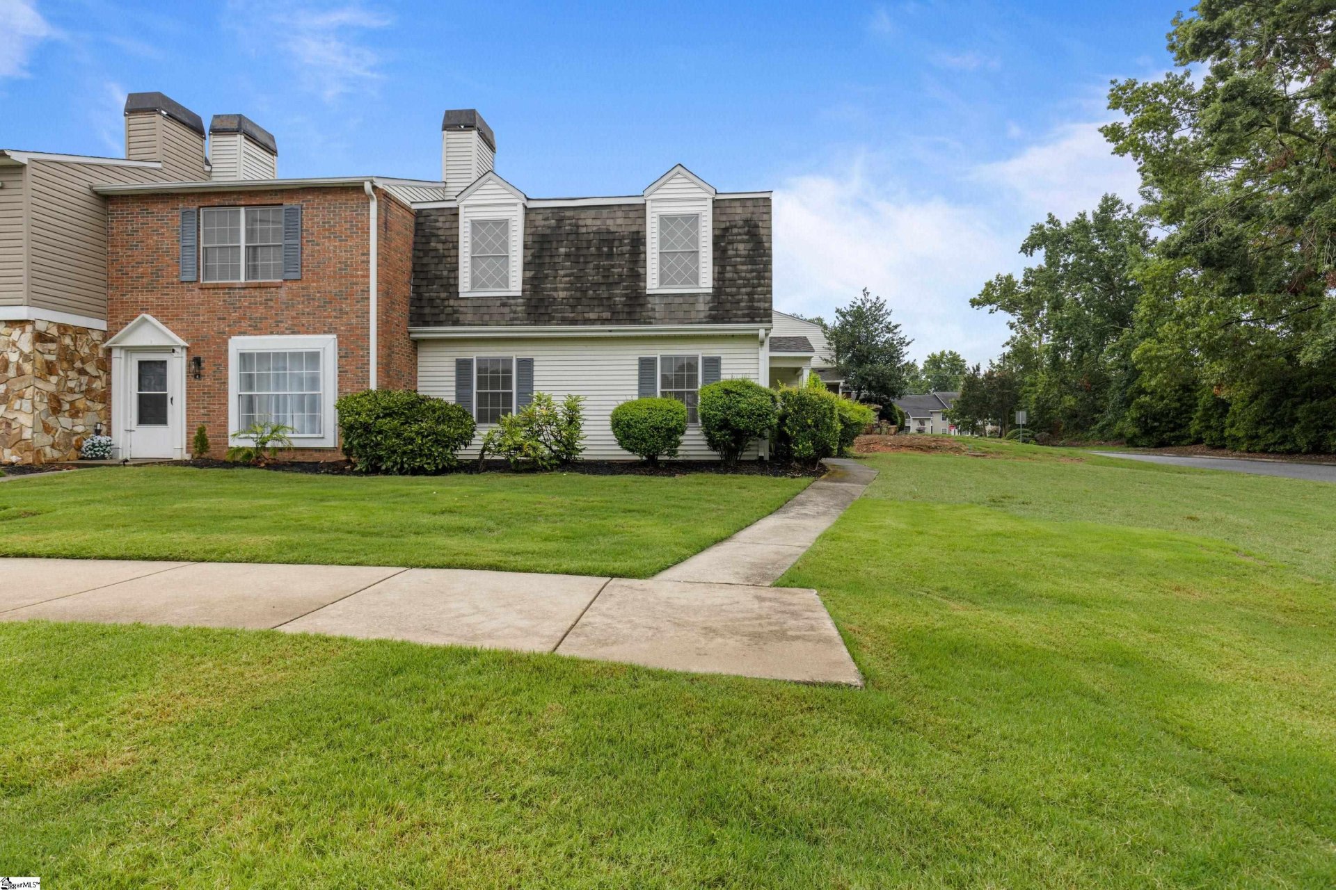 Property image 1 at 2 Birchview Street, Taylors, SC 29687-4193