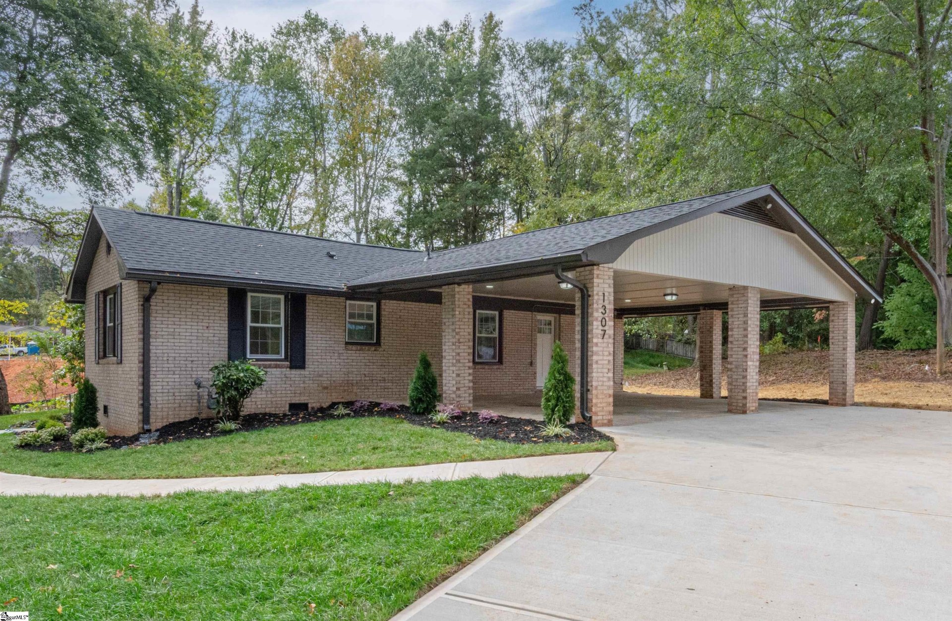 Property at 1307 Ne Main Street, Simpsonville, SC 29681