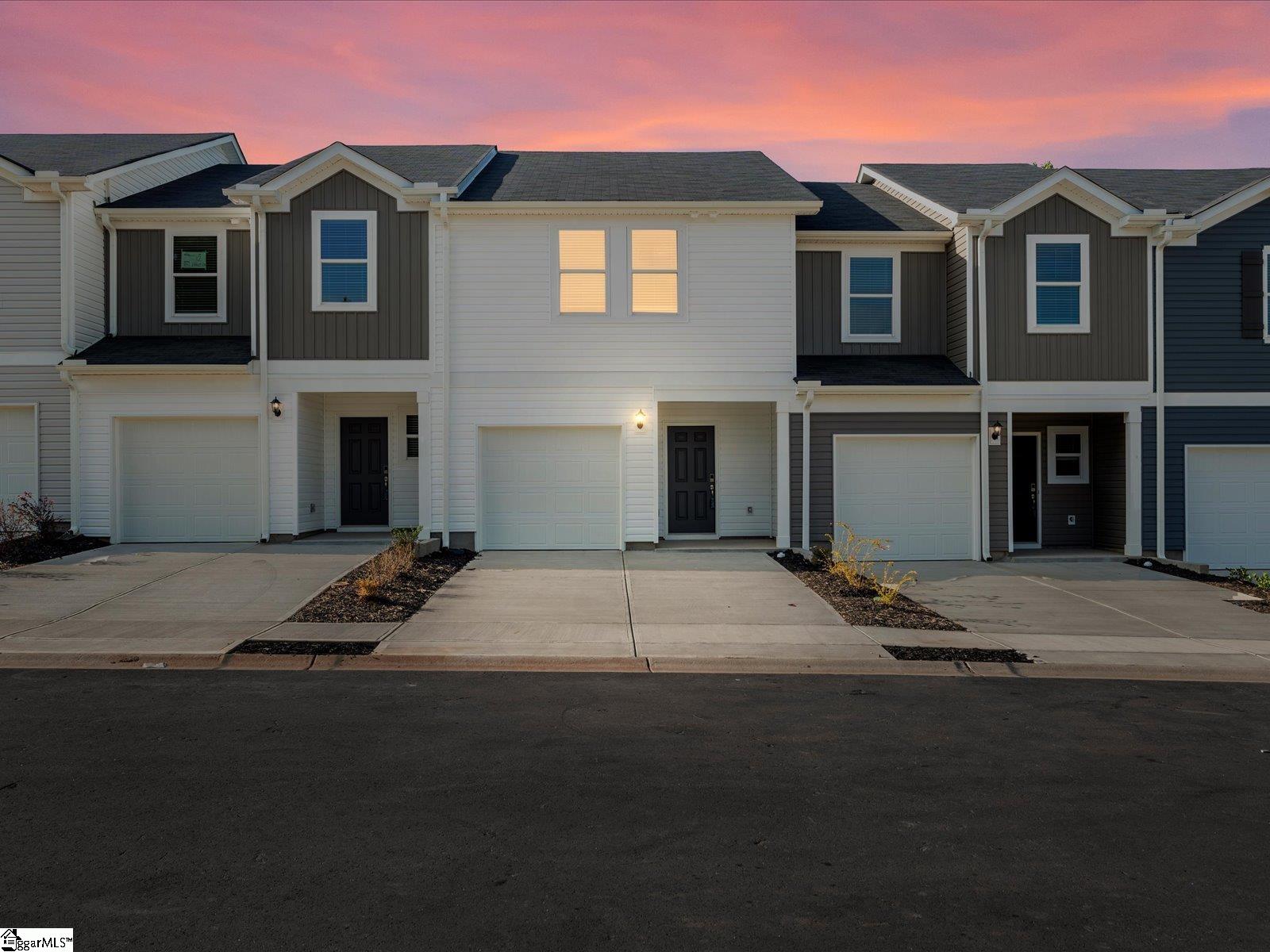 Avalon Townes, Lyman community