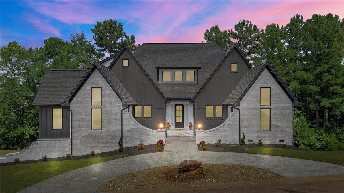 705 Man Of War Court