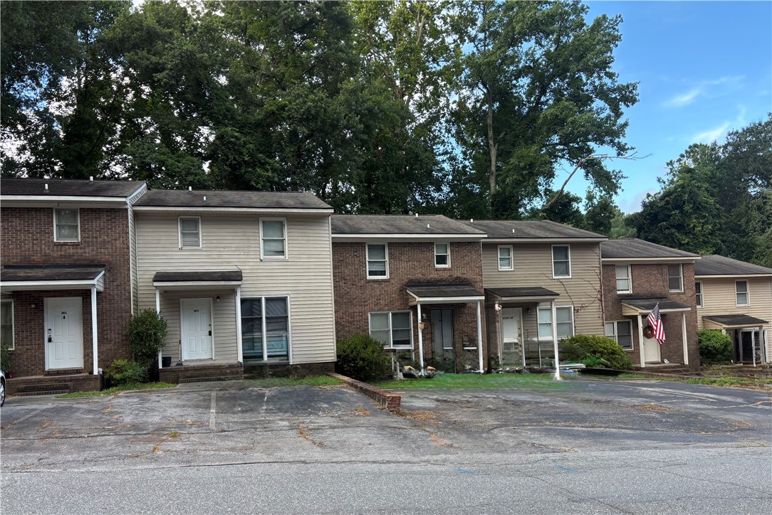 Goldenwoods, Clemson community