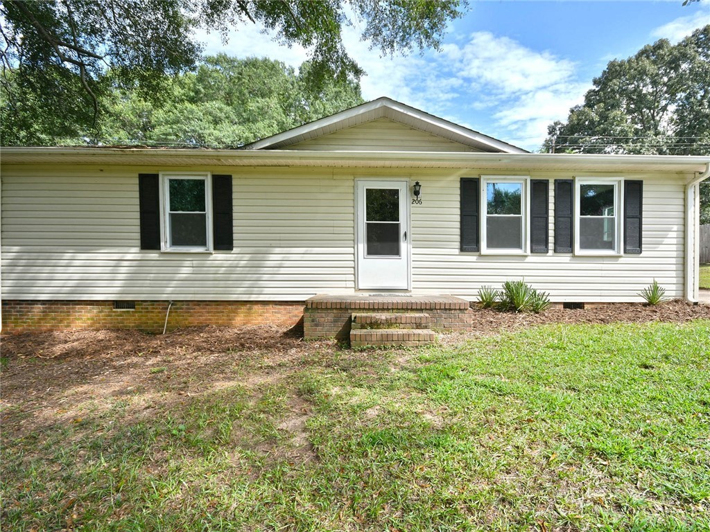Property image 1 at 206 Springdale Avenue, Liberty, SC 29657