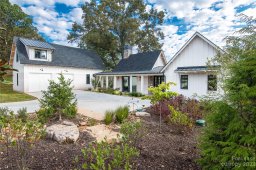 25 Wandering Oaks Way