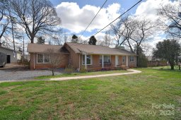 8723 Larchmont Circle