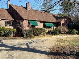 1124 Evergreen Circle