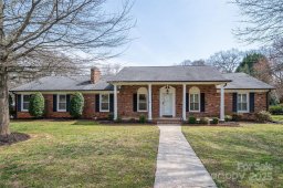 104 N Hawthorne Street