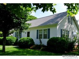 208 Hillcrest Circle