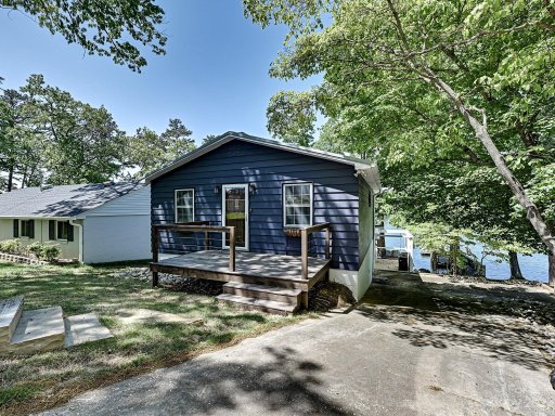 1260 Lakeshore Drive