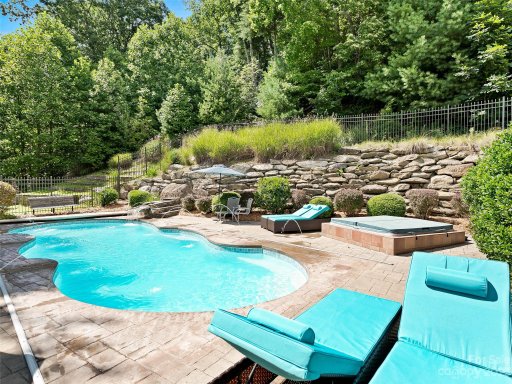 222 Mistletoe Trail