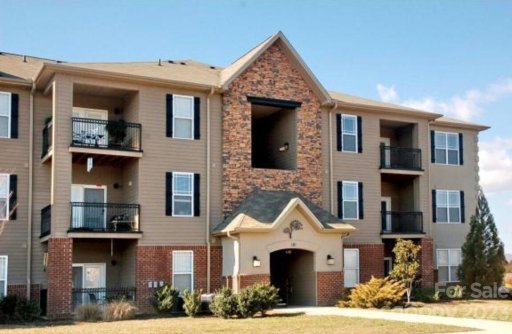 181 Brickton Village Circle 106