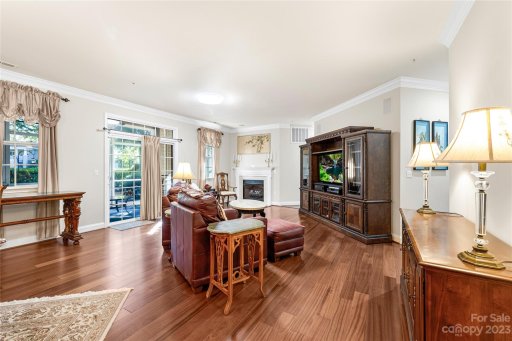 8937 Rosalyn Glen Road