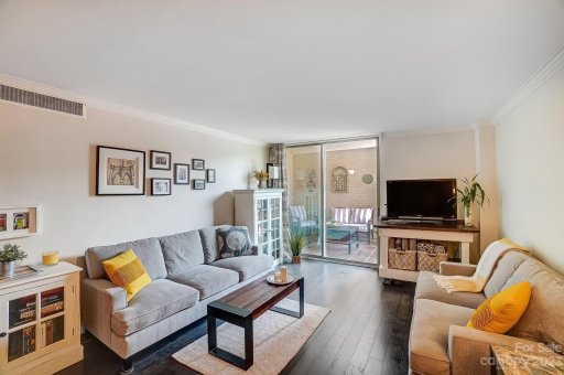 1300 Queens Road 212