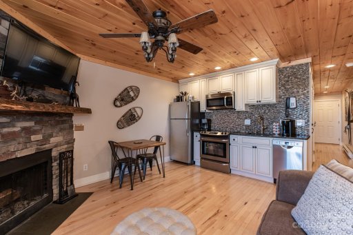 301 Pinnacle Inn Road 3304B