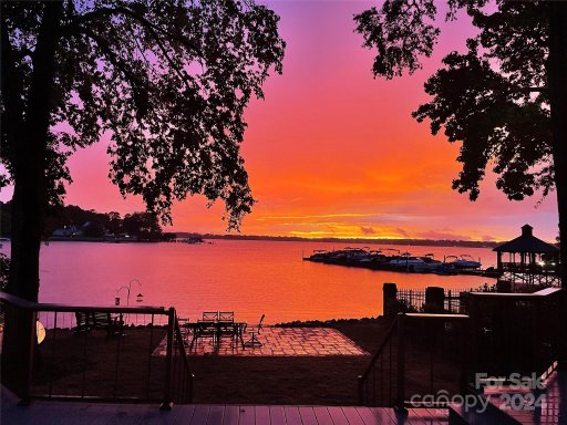 16615 100 Norman Place