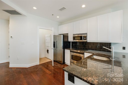 333 W Trade Street 2202